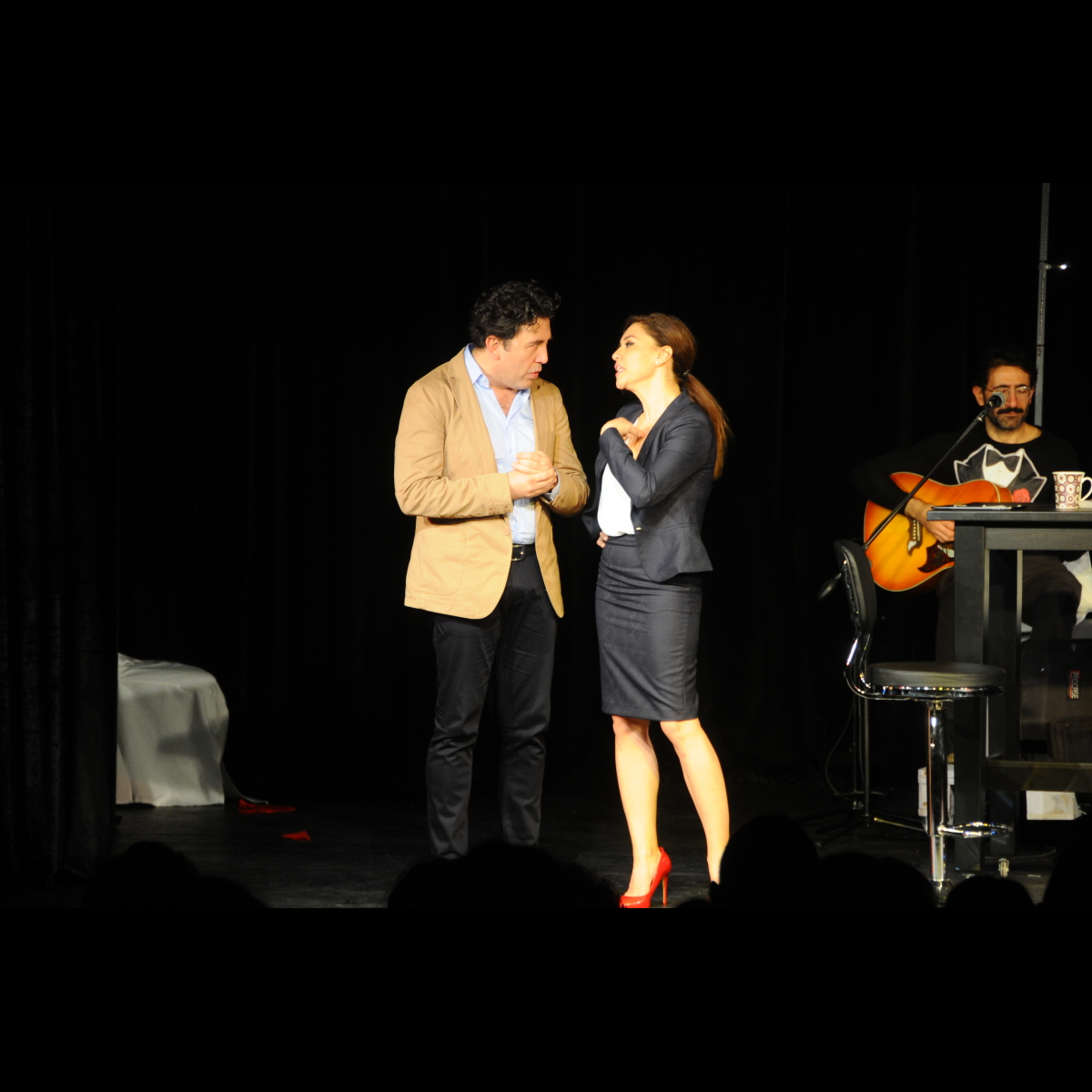 Emre Kınay ve Evrim Alasya'nın Başrol Oynadığı 'İki Bekar' Tiyatro Oyunu Bileti
