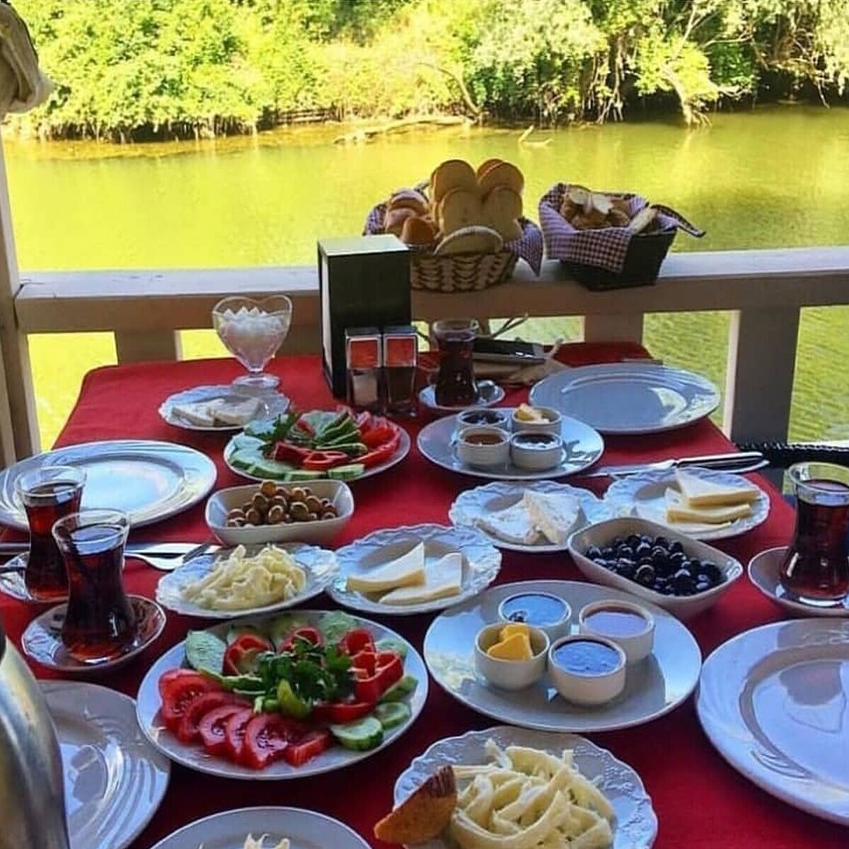 Ağva Yeşil Çay Nehrine Nazır Tree Tops Park Restaurant'ta, Tamamı Köy Ürünlerinden Oluşan Köy Kahvaltısı