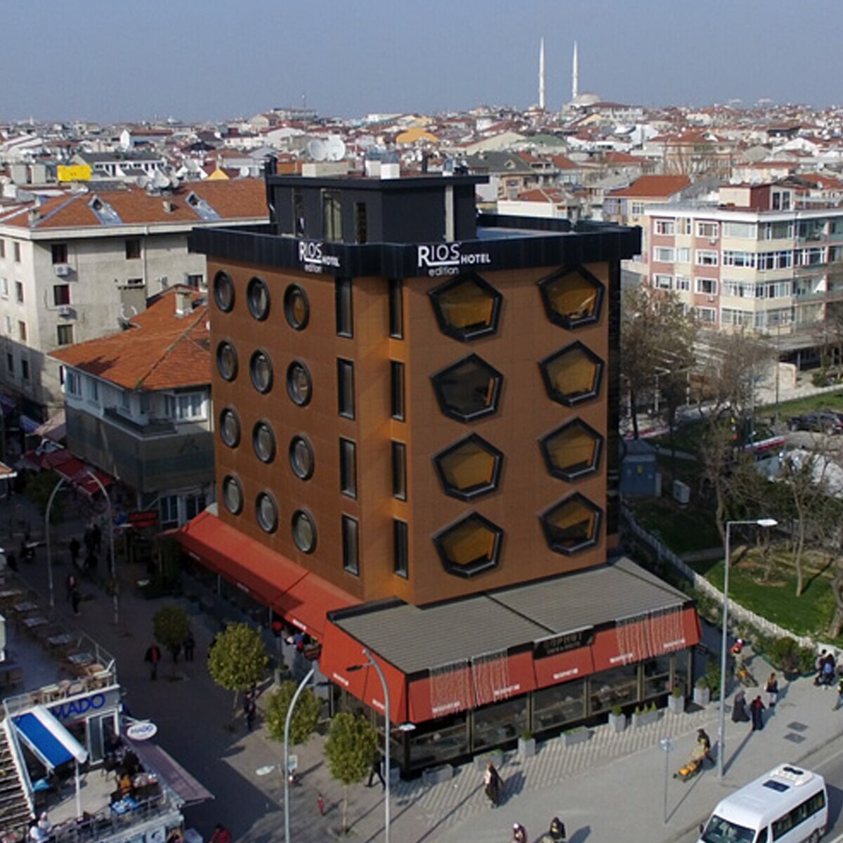 Bakırköy Rios Edition Hotel'de SPA Dahil Şehir ve Deniz Manzaralı Konaklama Seçenekleri