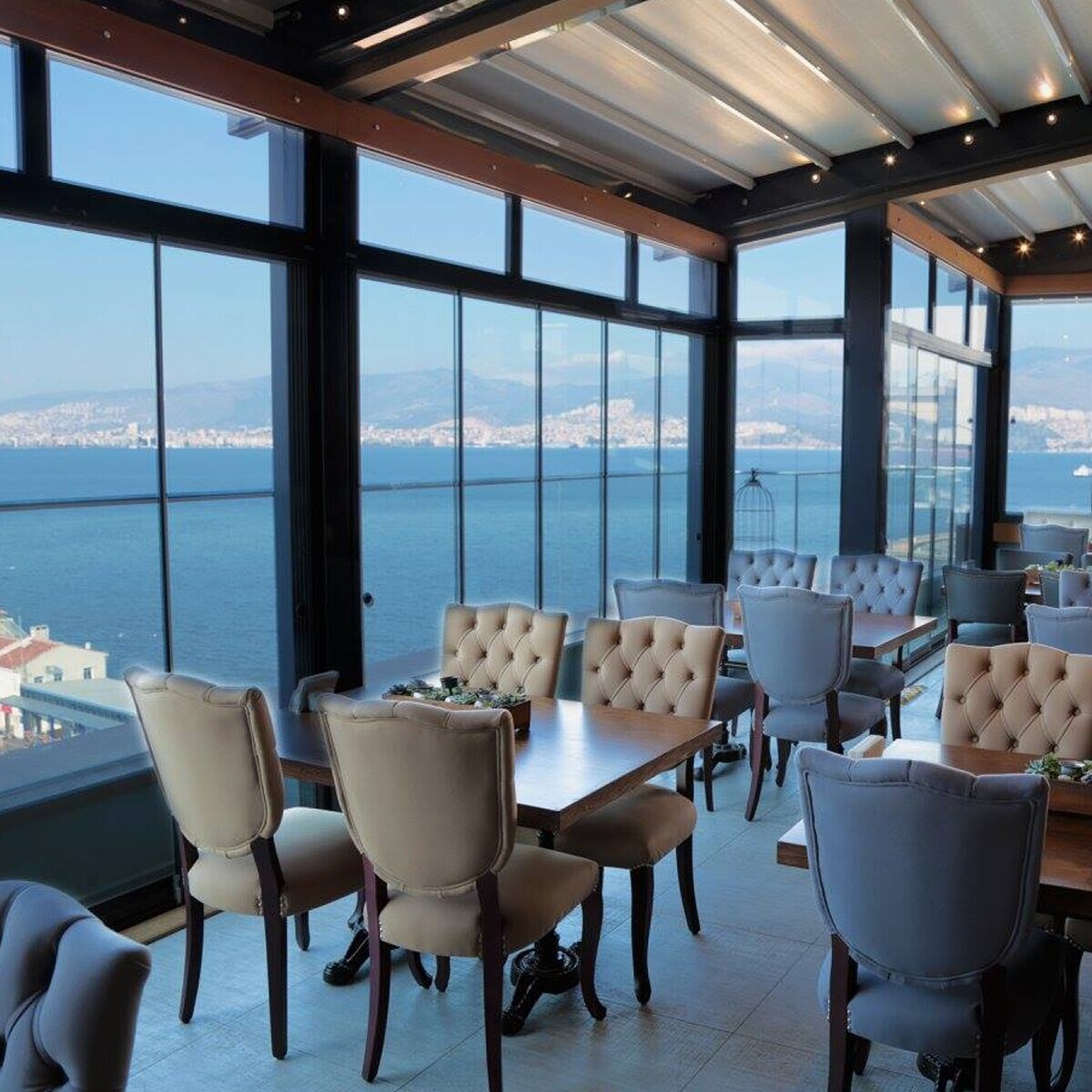 Konak Pasaport Pier Hotel'de Deniz Manzarası Eşliğinde Açık Büfe Kahvaltı Keyfi