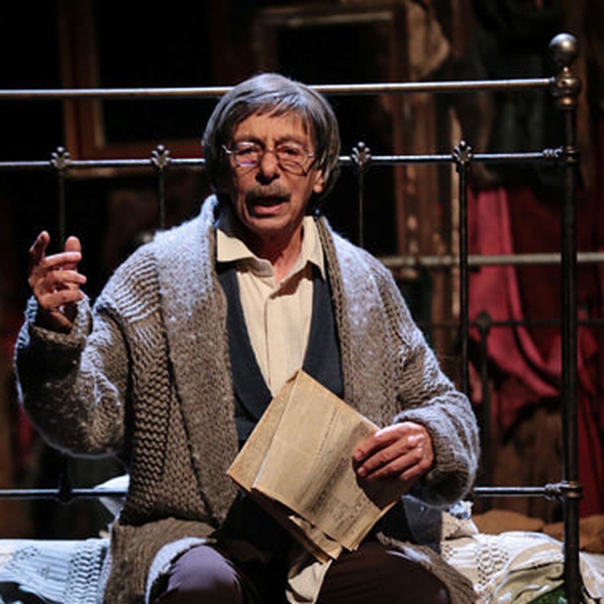Genco Erkal'ın Sahnelediği Çarpıcı Hikaye 'Bir Delinin Hatıra Defteri' Tiyatro Oyunu Bileti