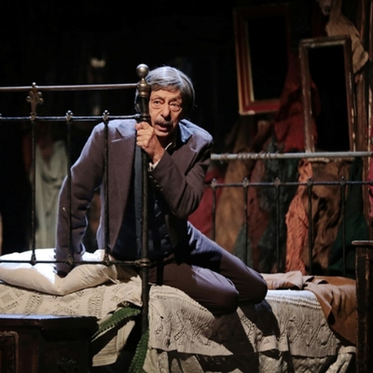 Genco Erkal'ın Sahnelediği Çarpıcı Hikaye 'Bir Delinin Hatıra Defteri' Tiyatro Oyunu Bileti