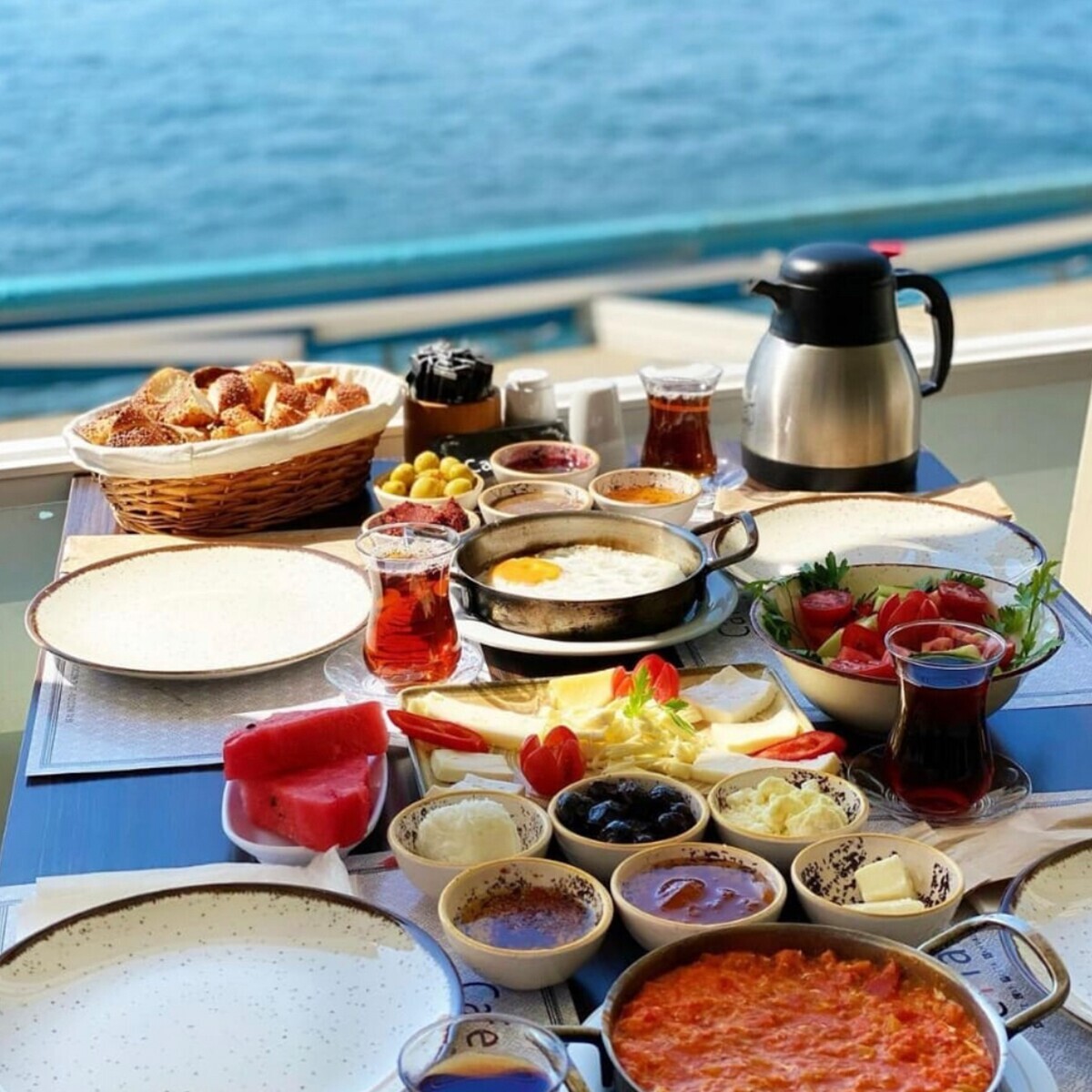 Yeniköy Yalı Cafe Restaurant'da Boğaz Manzarası Eşliğinde Zengin Serpme Kahvaltı Keyfi