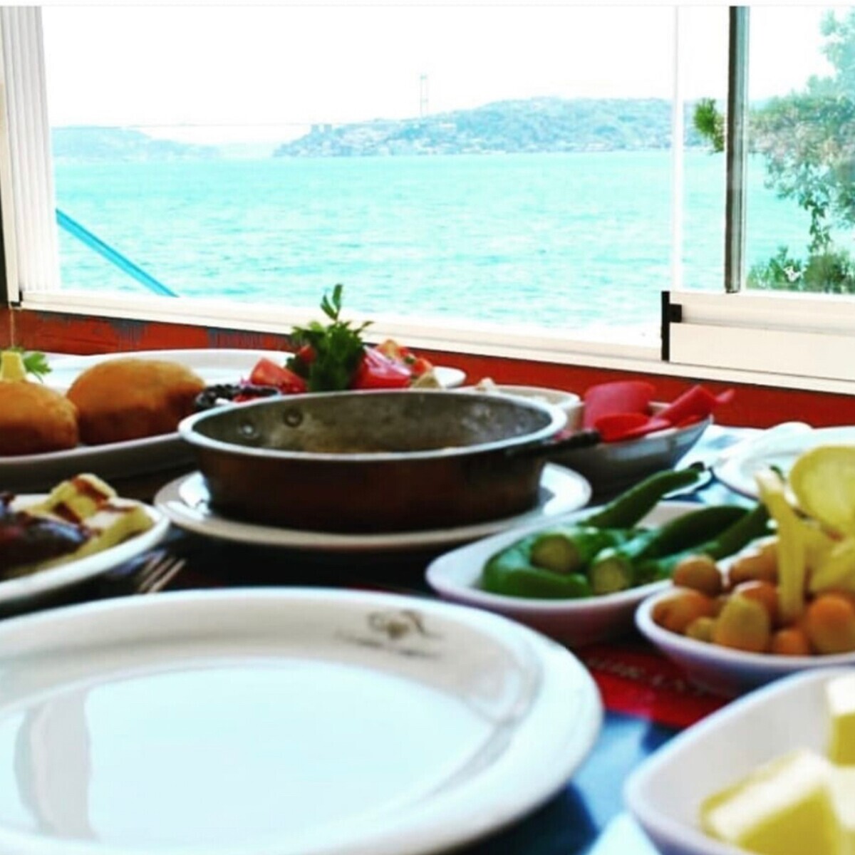 Yeniköy Yalı Cafe Restaurant'da Boğaz Manzarası Eşliğinde Zengin Serpme Kahvaltı Keyfi