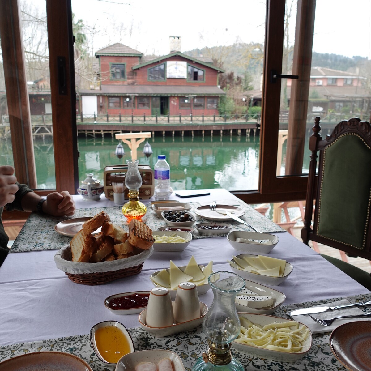 The Brothers Karamazov Antik Pansiyon Ağva'da Konaklama ve Nehir Kenarında Kahvaltı Seçenekleri