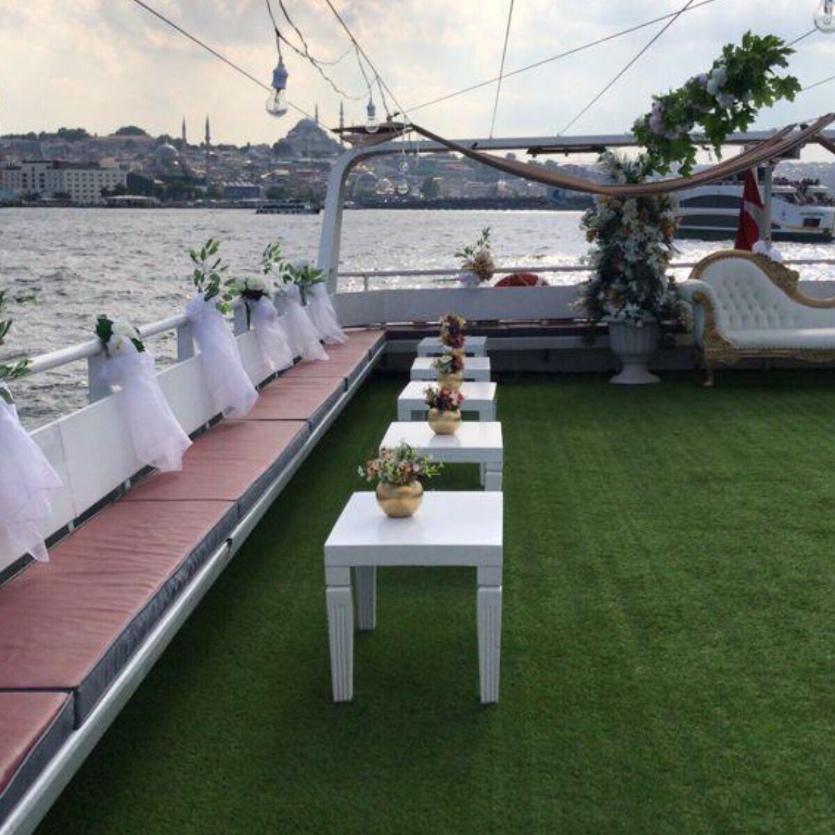 İstanbul Boğazı'nda Semazen Gösterisi ve Canlı Müzik Eşliğinde Teknede İftar