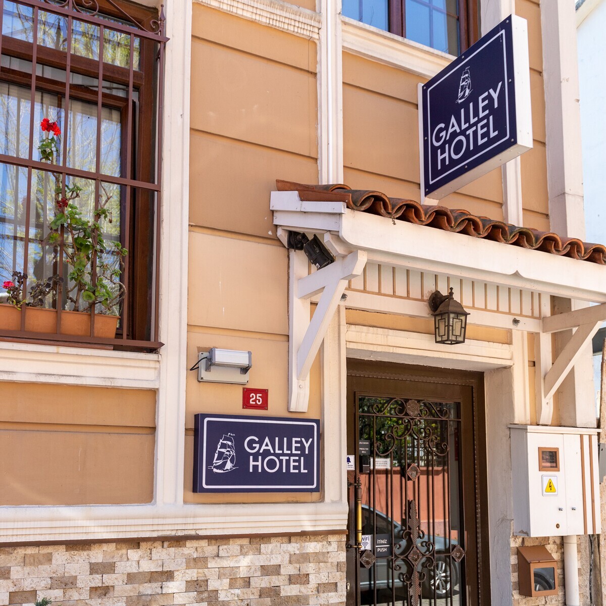 Sultanahmet Galley Hotel'in Deniz Manzaralı Oda Seçenekli Çift Kişilik Konaklama Paketleri