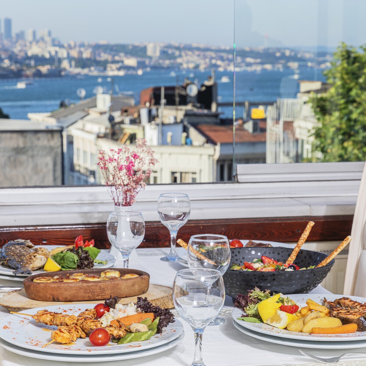 İpek Palas Hotel'de Deniz Manzaralı Enfes Yemek Menüleri