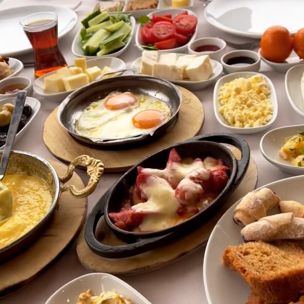 Qarip Restaurant'tan Deniz Manzarası Eşliğinde Serpme Kahvaltı Keyfi