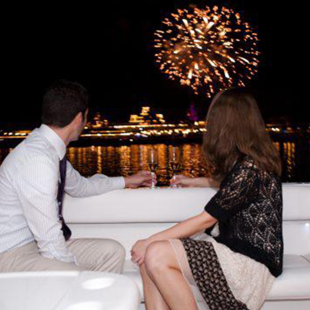 Yakamoz Tekneleri'nde 14 Şubat Sevgililer Günü Özel Romantik Akşam Yemeği