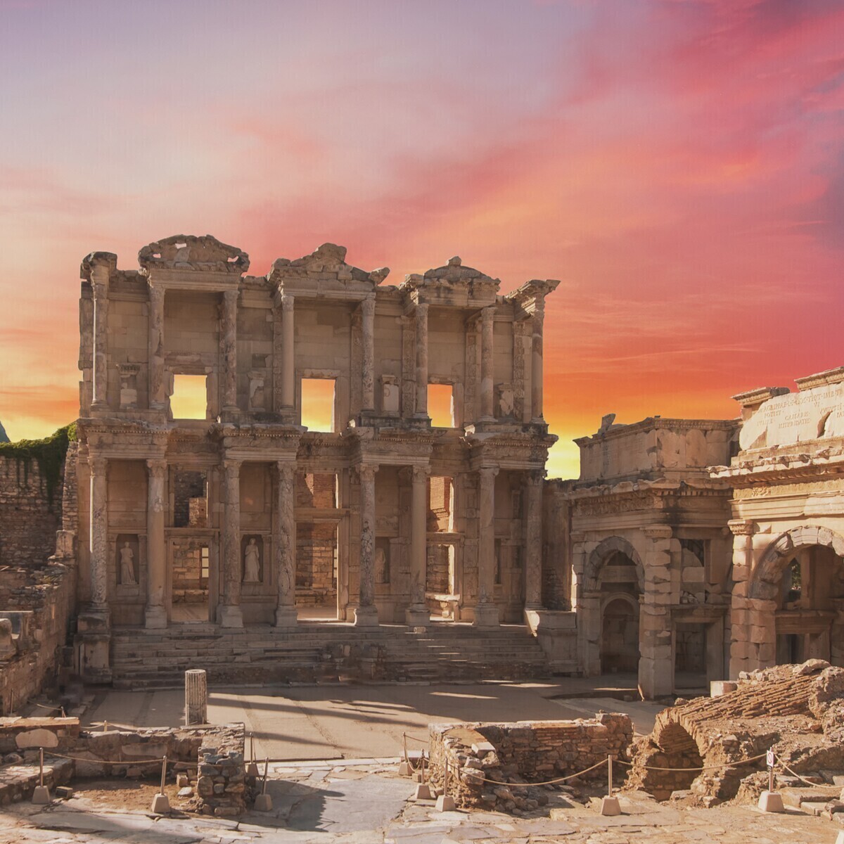 2 Gece Konaklamalı İzmir Kuşadası Alaçatı Çeşme Pamukkale Efes Antik Kenti Turu