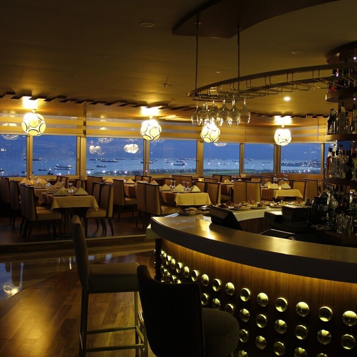 Bekdaş Hotel'de Deniz Manzarası ve Canlı Müzik Eşliğinde Akşam Yemeği