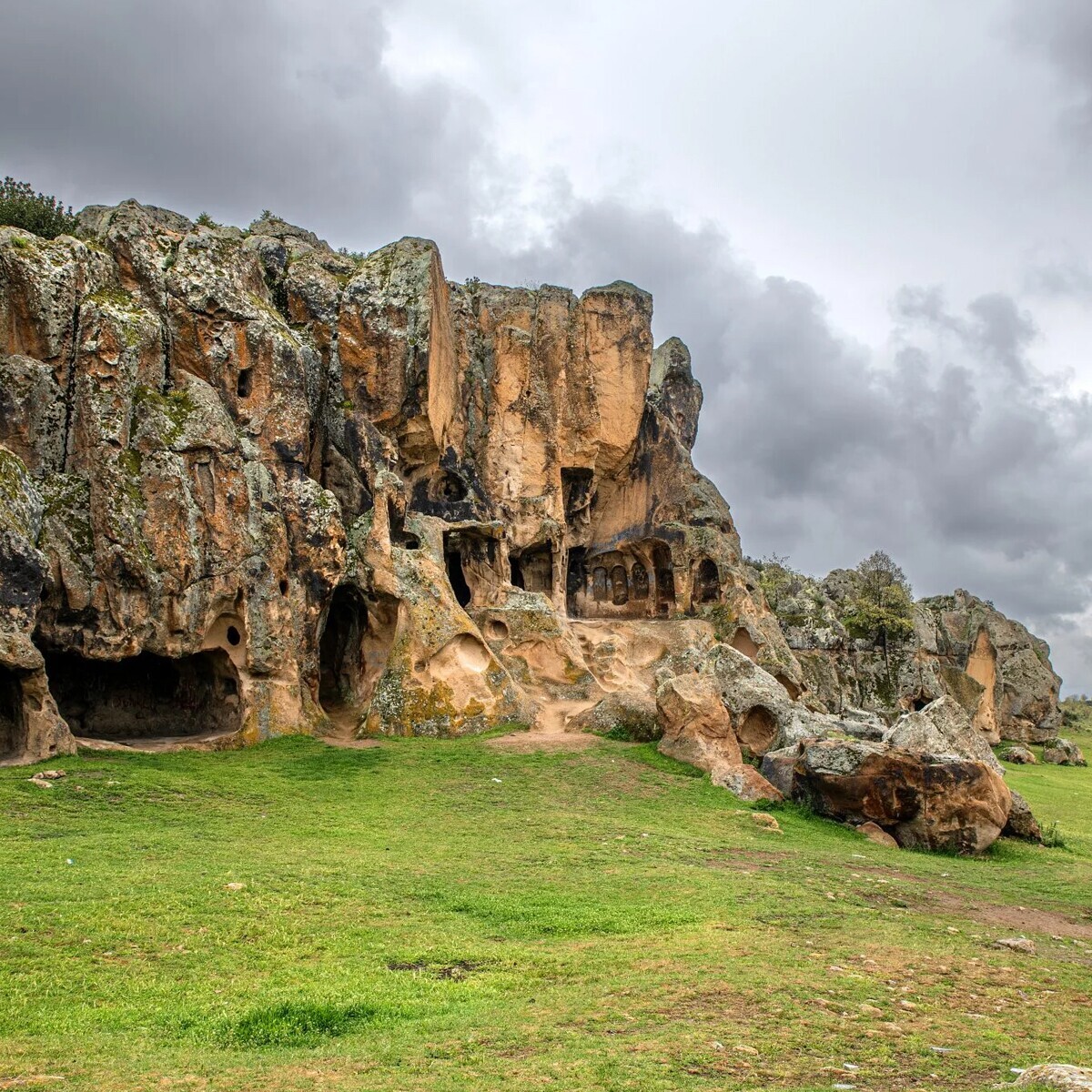 İzmir Çıkışlı Afyon Ayazini Köyü Frig Vadisi Emre Gölü Turu (Termal Otelde Konaklama, Termal Havuz ve Hamam Kullanımı Dahil)