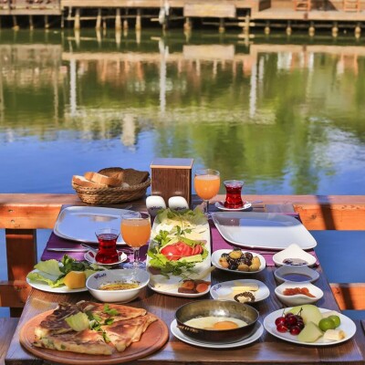 Mints Hotel Ağva'da Nehir Kenarında Serpme Köy Kahvaltısı