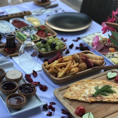 The Shaula'da Serpme Kahvaltı Eşliğinde Özel Gün Kutlama Paketi