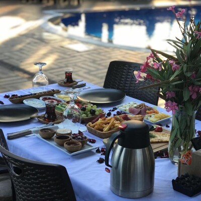 The Shaula'da Serpme Kahvaltı Eşliğinde Özel Gün Kutlama Paketi