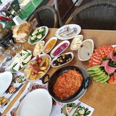 İlkay's Cafe Restaurant Göl Manzaralı Serpme veye Açık Büfe Kahvaltı