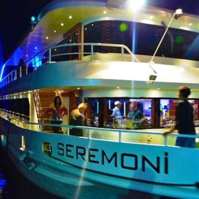 Seremoni Teknesinde Boğazda Leziz Yemekler ve Canlı Müzik İle Eğlence