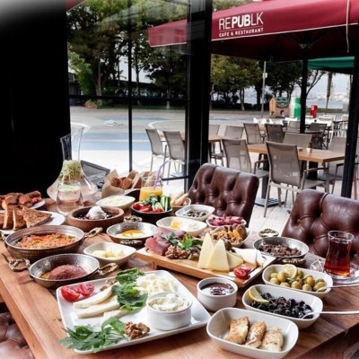Republk Cafe'de Enfes Serpme Kahvaltı Keyfi