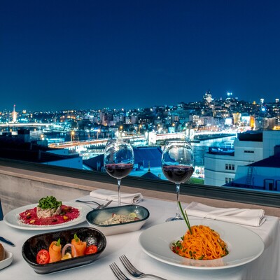 Roof Bar & Restaurant’ın Boğaz Manzarası Eşliğinde Akşam Yemeği