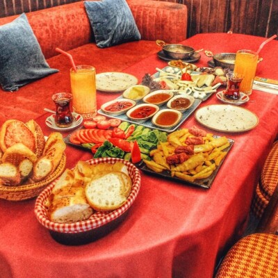 Köşk Yeşilköy'de Çift Kişilik Zengin Serpme Kahvaltı Menüsü