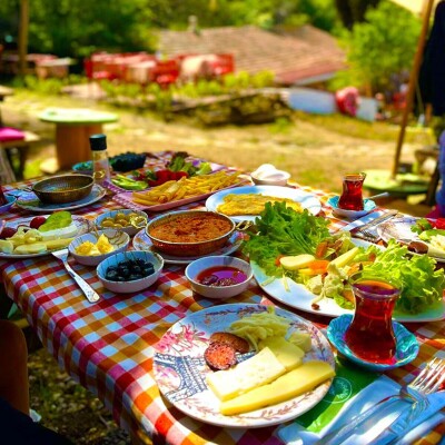 Sara'nın Bahçesi Kuzguncuk'ta Enfes Serpme Kahvaltı Menüsü