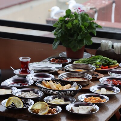 Huqqam Lounge Terrace'tan Nefis Serpme Kahvaltı Menüsü
