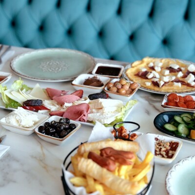 Seyr-i İstanbul Haliç'te Zengin 2 Kişilik Serpme Kahvaltı Menüsü