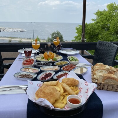 Pera Teras'ta Deniz Manzaralı Çift Kişilik Serpme Kahvaltı Menüsü