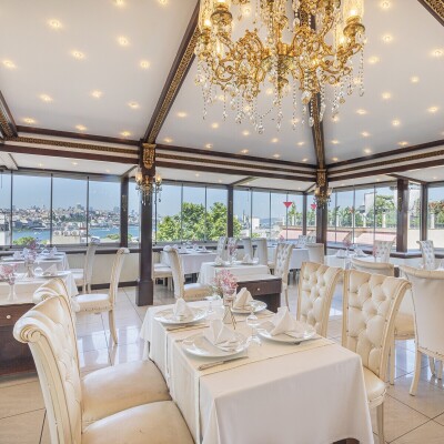 İpek Palas Hotel'de Deniz Manzaralı Enfes Yemek Menüleri