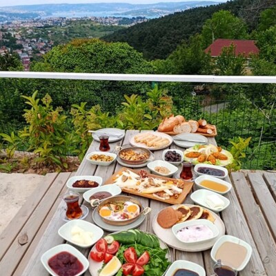 Kavacık Bosphorus'ta Zengin Serpme Kahvaltı Menüsü