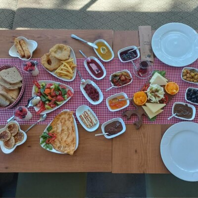 Çiçekliköy Moment Park Restaurant'ta Doğa İle İç İçe Serpme Kahvaltı