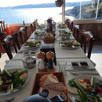 Qarip Restaurant'tan Deniz Manzarası Eşliğinde Serpme Kahvaltı Keyfi