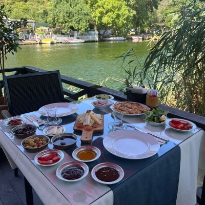 Mata Butik Hotel Şile'de Nehir Kenarı Enfes Serpme Kahvaltı Menüsü
