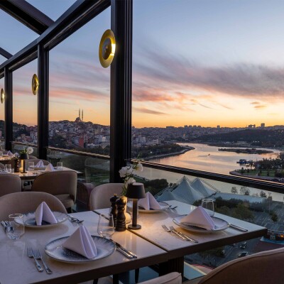 Clarion Hotel Golden Horn'da Deniz Manzaralı Açık Büfe Kahvaltı Keyfi
