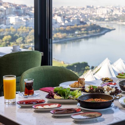 Clarion Hotel Golden Horn'da Deniz Manzaralı Açık Büfe Kahvaltı Keyfi