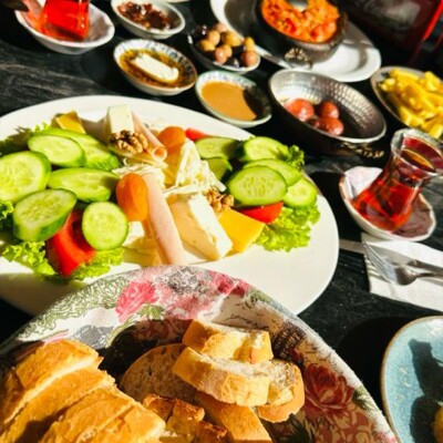Sara'nın Bahçesi Kuzguncuk'ta Enfes Serpme Kahvaltı Menüsü