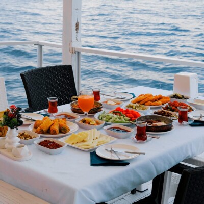 Firuze Güzelbahçe'de Deniz Kenarında Zengin Serpme Kahvaltı Menüsü