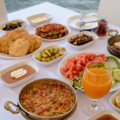Firuze Güzelbahçe'de Deniz Kenarında Zengin Serpme Kahvaltı Menüsü