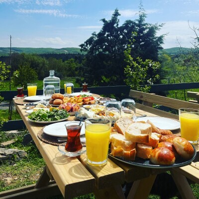 Heartland Lily's Country Club Sarıyer'de Serpme Kahvaltı ve At Binme
