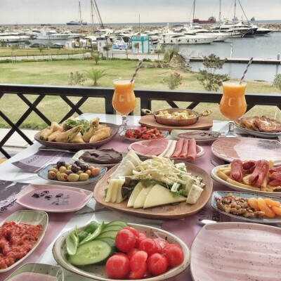 Pekala Kafe Nargile'de Denize Nazır Zengin Serpme Kahvaltı Menüsü