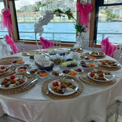 İstanbul Boğazı'nda Teknede Düğün Organizasyonu Paketleri