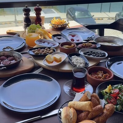 Voo İstanbul'da Deniz Manzaralı Serpme Kahvaltı Menüsü