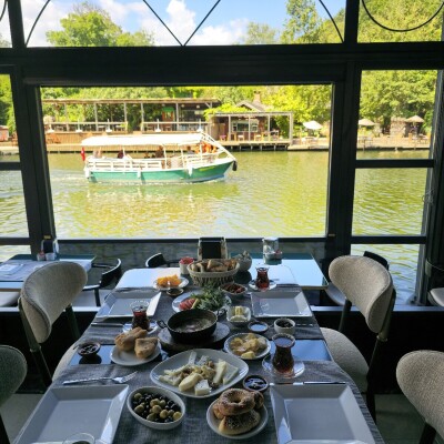 Ağva Mints Motel & Restaurant'ta Nehir Kenarında Serpme Köy Kahvaltısı