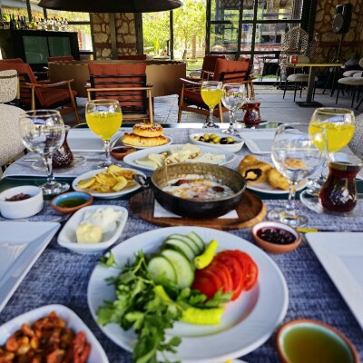 Ağva Mints Motel & Restaurant'ta Nehir Kenarında Serpme Köy Kahvaltısı