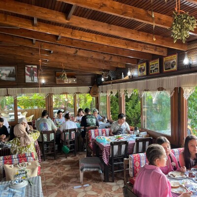 Çiçekliköy Yeni Asmalı Kahvaltı Evi'nde Doğayla İç İçe Serpme Kahvaltı