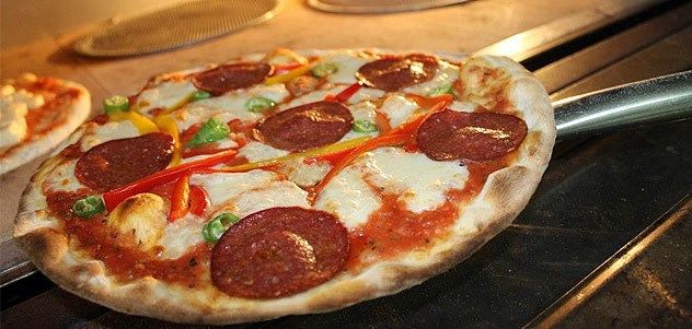 Cihangir, San Lazzaro Trattoria'da Pizza Menüsü Çalkaran Kırmızı Şarap