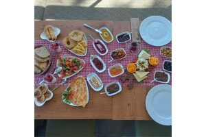 Çiçekliköy Moment Park Restaurant'ta Doğa İle İç İçe Serpme Kahvaltı Keyfi Kişi Başı