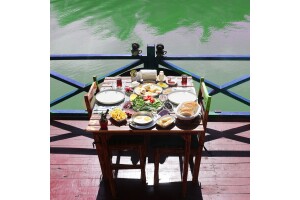 The Brothers Karamazov Antik Hotel'de Nehir Manzaralı Serpme Kahvaltı Keyfi
