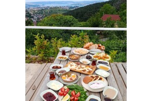 Kavacık Bosphorus'ta Zengin Serpme Kahvaltı Menüsü